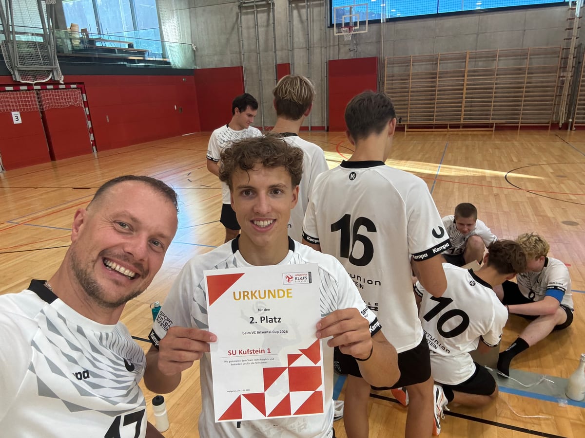 Jurij Tkaciov mit seinem Volleyballteam und der Urkunde für den 2. Platz beim VC Brixental Cup 2026